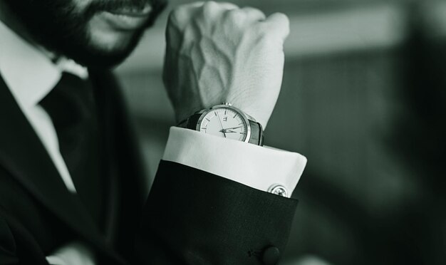 Uomo d'affari con orologio classico