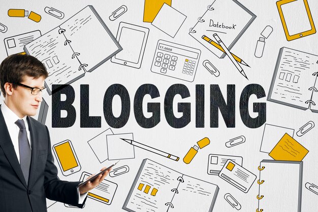 Uomo d'affari con schizzo di blogging creativo