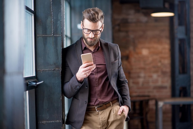 Uomo d'affari con smartphone