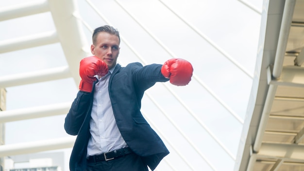 uomo d&#39;affari con stand guanto boxe all&#39;aperto