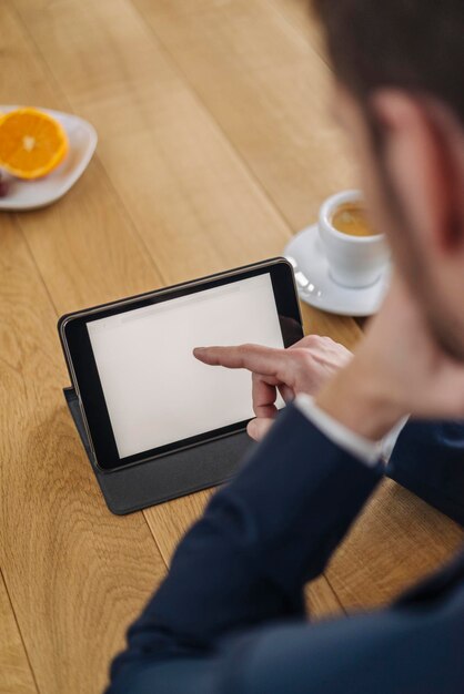 Uomo d'affari con tablet sul tavolo