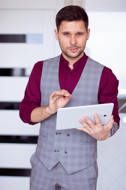 Uomo d'affari con tablet Vestito con un abito Uomo in camicia viola