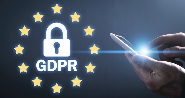 Uomo d'affari con tavoletta digitale bianca. GDPR-Regolamento generale sulla protezione dei dati