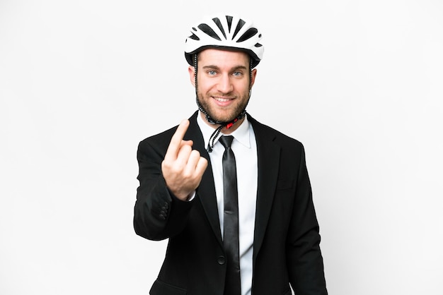 Uomo d'affari con un casco da bici su sfondo bianco isolato che fa il gesto in arrivo