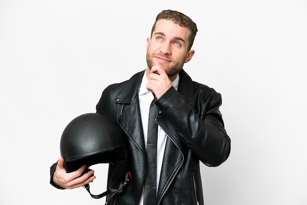 Uomo d'affari con un casco da motociclista su sfondo bianco isolato e alzando lo sguardo