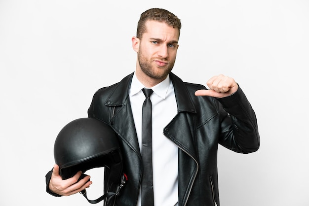 Uomo d'affari con un casco da motociclista su sfondo bianco isolato orgoglioso e soddisfatto di sé