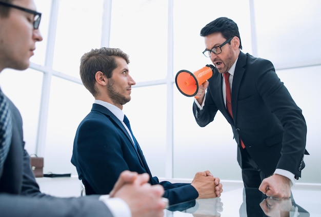 Uomo d'affari con un megafono nella sala conferenze durante il concetto di meetingbusiness