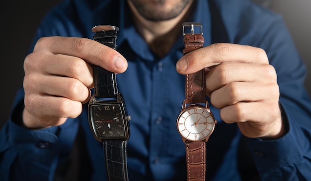 Uomo d'affari con un orologio da polso di lusso Fashion Lifestyle