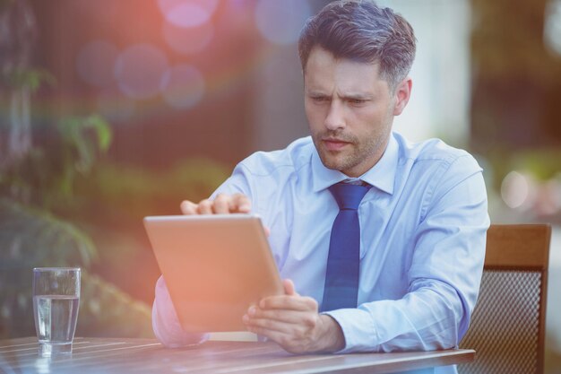 Uomo d'affari confuso con tavoletta digitale