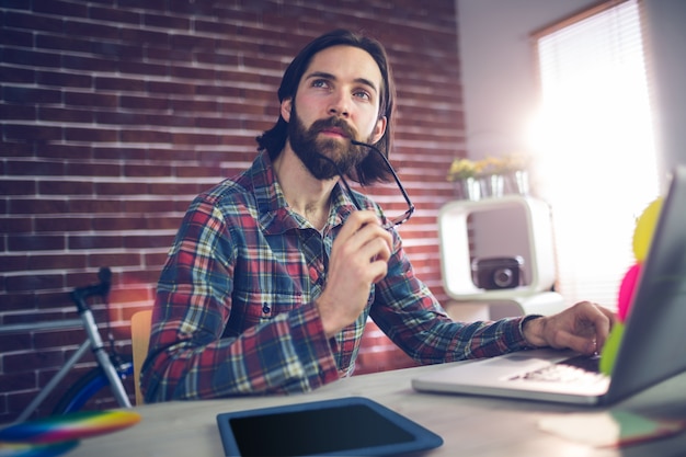 Uomo d&#39;affari creativo che lavora nell&#39;ufficio