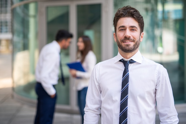 Uomo d'affari davanti a un gruppo di colleghi, concetto di lavoro di squadra