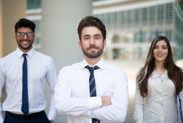 Uomo d'affari davanti a un gruppo di colleghi