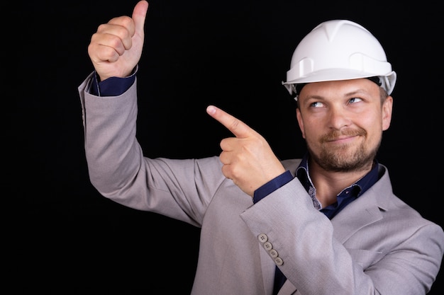 Uomo d'affari del costruttore dell'ingegnere in un casco bianco