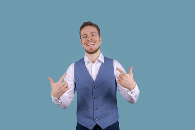 Uomo d'affari di buon lavoro che gesturing con le sue mani sorridendo ampiamente dando