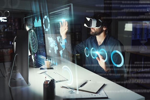 Uomo d'affari di realtà virtuale e ologramma touch in ufficio tramite computer per analisi statistiche o dati di notte Metaverse vr e persona con grafici tecnologia futuristica e sovrapposizione globale 3d