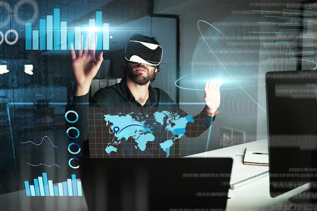 Uomo d'affari di realtà virtuale e touch grafici statistiche o analisi dei dati di notte in ufficio Metaverse vr e persona con grafici tecnologia futuristica o ologramma digitale per sovrapposizione globale 3d