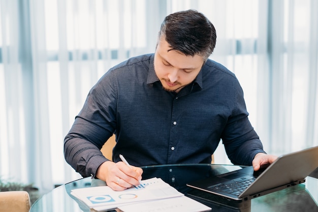 Uomo d'affari di successo nell'area di lavoro dell'ufficio