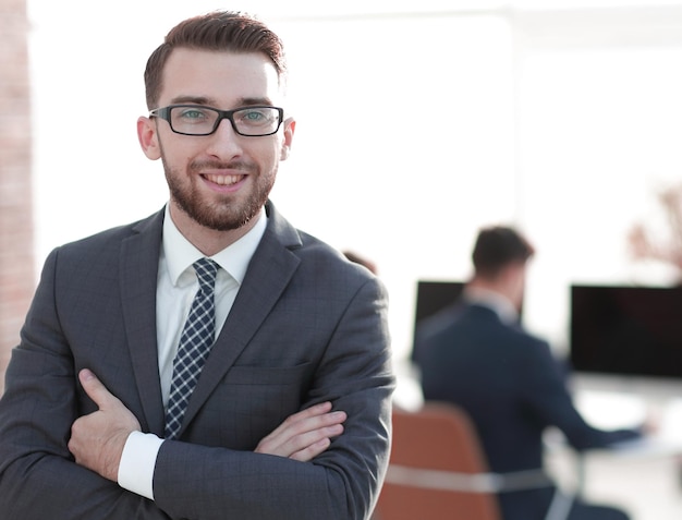 uomo d'affari di successo sullo sfondo dell'ufficio