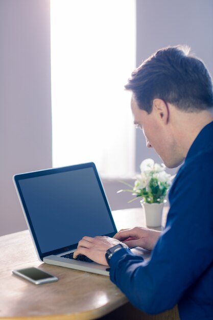 Uomo d&#39;affari digitando sul suo computer portatile