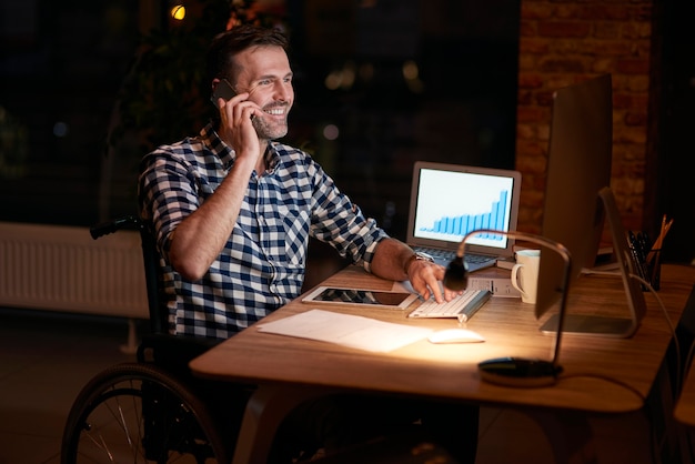 Uomo d'affari disabile che lavora in ufficio