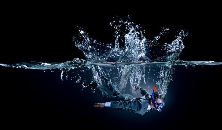 Foto uomo d'affari divertente che nuota sott'acqua. tecnica mista