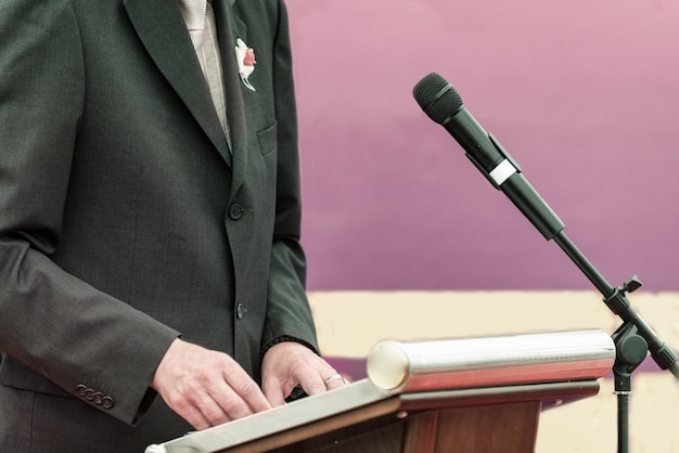 Uomo d'affari durante la conferenza stampa