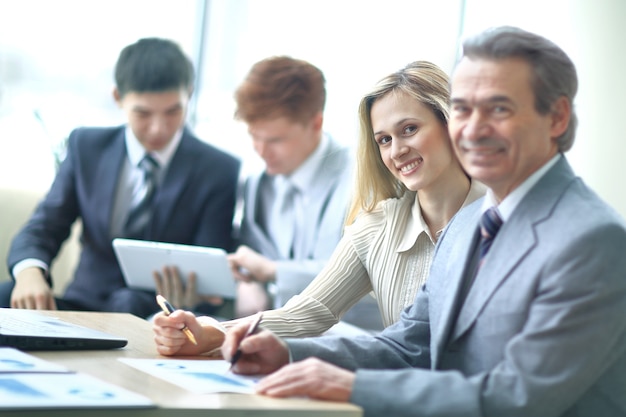 Uomo d'affari e assistente sul posto di lavoro in ufficio.