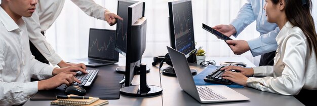 Uomo d'affari e broker che analizzano il grafico azionario presso la società commerciale Trailblazing