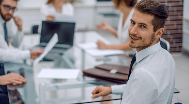 Uomo d'affari e business team seduto alla scrivania