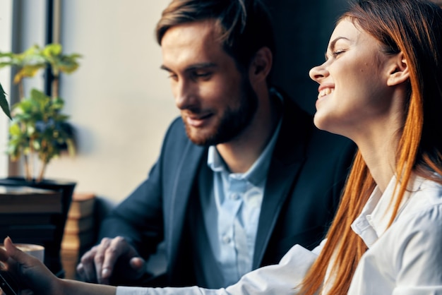 Uomo d'affari e donna che socializzano nello stile di vita della colazione al bar Foto di alta qualità