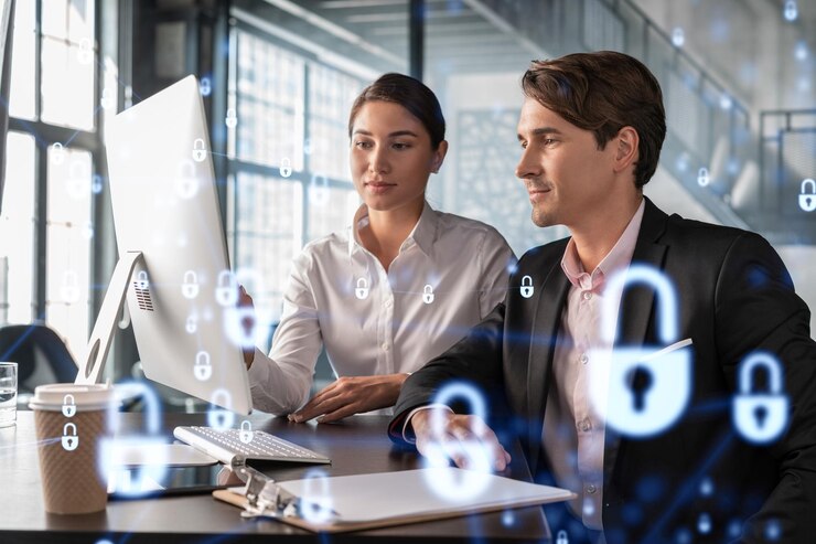 Uomo d'affari e donna d'affari che lavorano insieme per proteggere le informazioni riservate dei clienti e la sicurezza informatica Icone del lucchetto dell'ologramma IT sullo sfondo dell'ufficio con finestre panoramiche