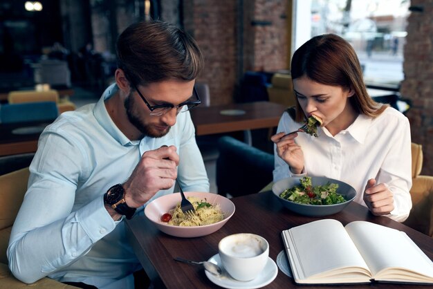 Uomo d'affari e donna seduti in un caffè snack comunicazione stile di vita foto di alta qualità
