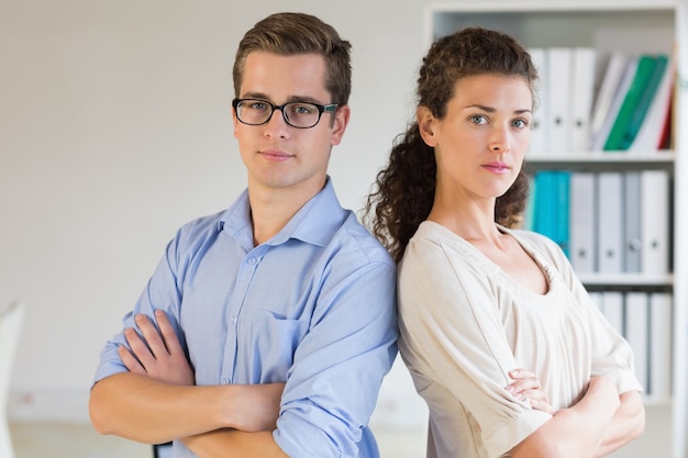 Uomo d&#39;affari e donna sicuri in ufficio