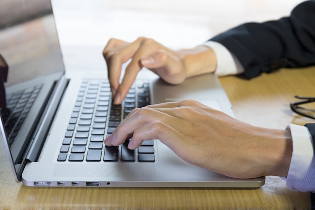 Uomo d&#39;affari e lavorare con il notebook in ufficio