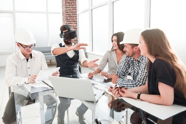 Uomo d'affari e team di progettazione discutendo idee per un nuovo progetto.