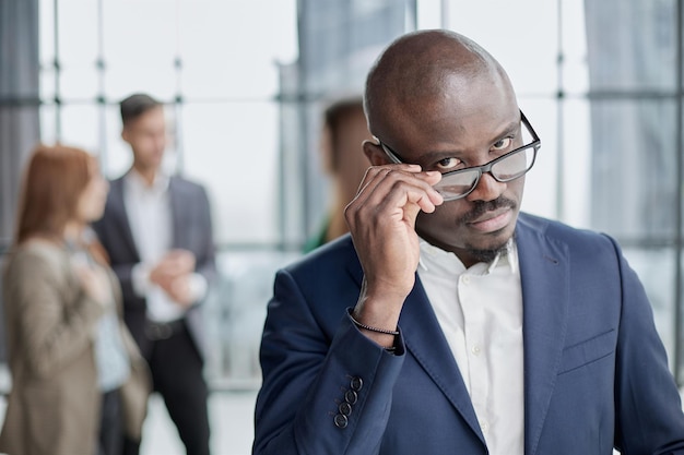 Uomo d'affari esecutivo afroamericano bello in ufficio moderno