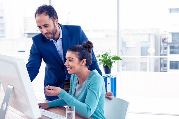 Uomo d&#39;affari felice e donna di affari che lavorano al computer all&#39;ufficio creativo