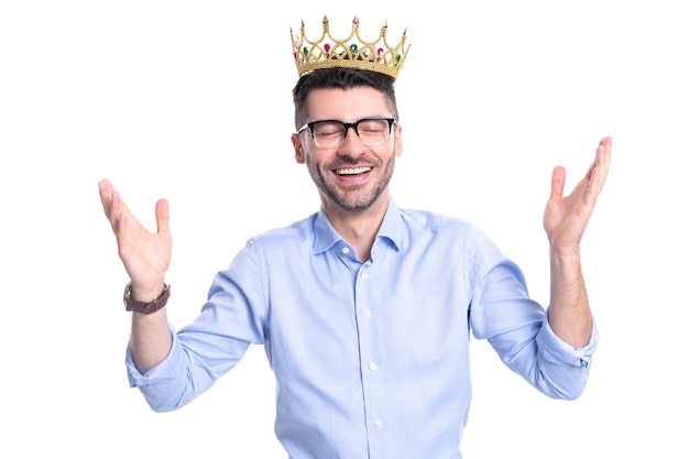 Uomo d'affari felice in corona isolato su sfondo bianco ricompensa della corona per l'uomo d'affari