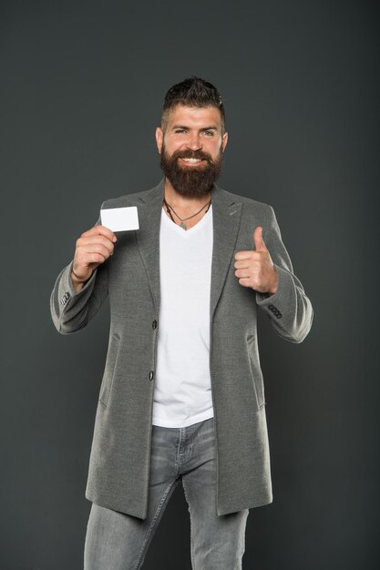 Uomo d'affari fiducioso in completo Uomo brutale con barba hipster Moda business e codice di abbigliamento Uomo d'affari con carta di credito Uomo barbuto Moda formale maschile Maturo Ottimo lavoro