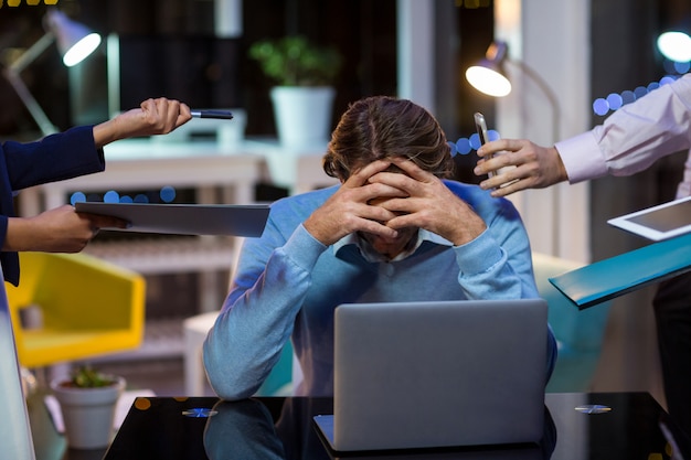 Uomo d'affari frustrato che si siede nell'ufficio