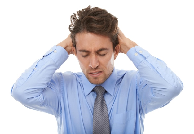 Uomo d'affari frustrato e stressato in studio per esaurimento ansia e dubbio errore vertigini e disastro su sfondo bianco lavoratore arrabbiato in crisi sfida e rischio di debito bancarotta e fallimento