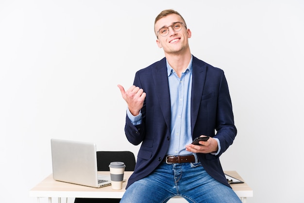 Uomo d'affari giovane con un computer portatile sorridente e alzando il pollice in su
