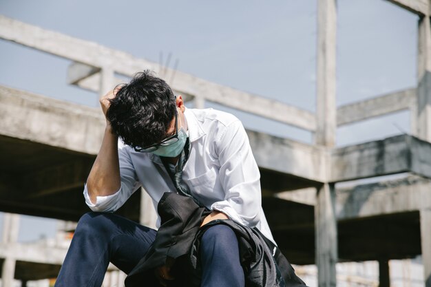 Uomo d'affari giovane seduto in depressione