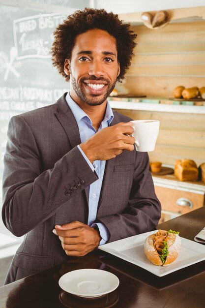 Uomo d&#39;affari godendo la sua ora di pranzo