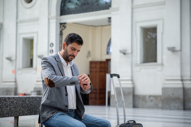 Uomo d&#39;affari guardando il tempo