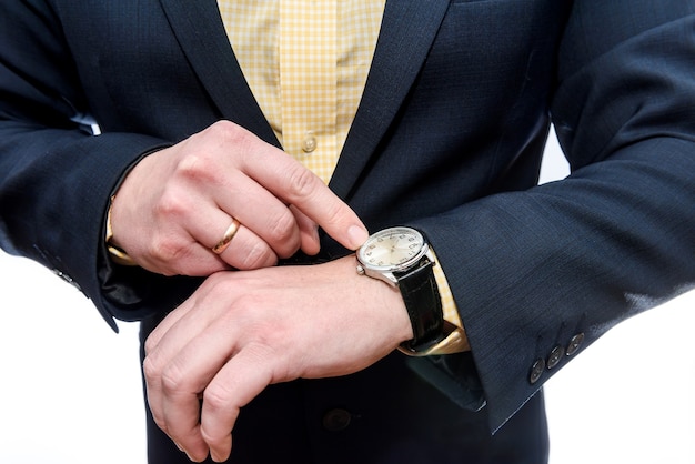 Uomo d'affari guardando l'orologio sulla sua mano isolato