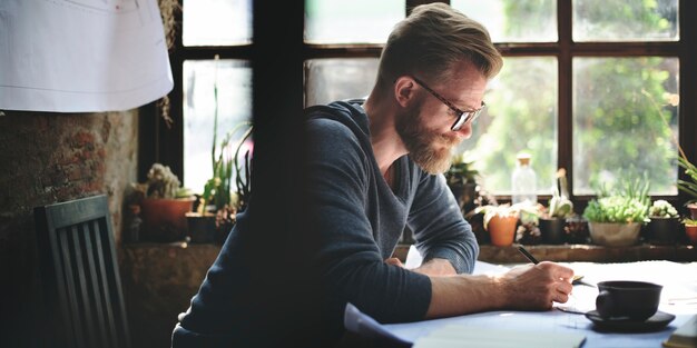 Uomo d&#39;affari hipster che lavora al progetto