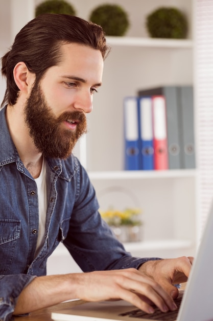 Uomo d&#39;affari hipster lavorando alla sua scrivania