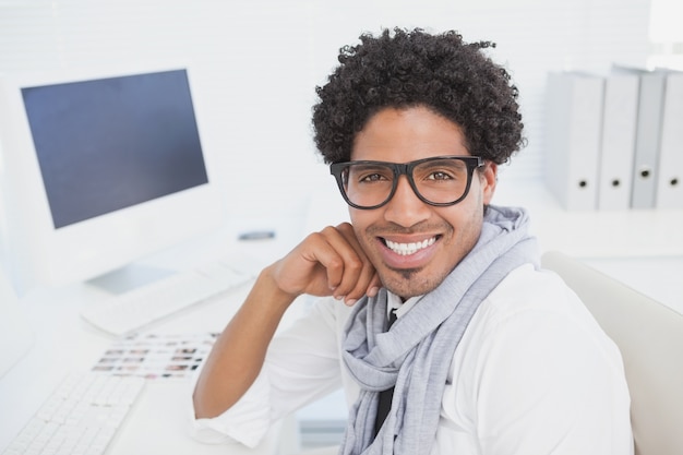 Uomo d&#39;affari hipster lavorando alla sua scrivania