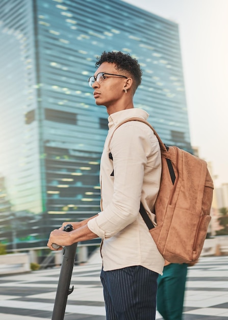 Uomo d'affari hipster scooter elettrico e trasporto di viaggi in città e movimento urbano per la sostenibilità dell'impronta di carbonio e uno stile di vita eco-compatibile Gen z guy su scooter elettrico mobile ebike